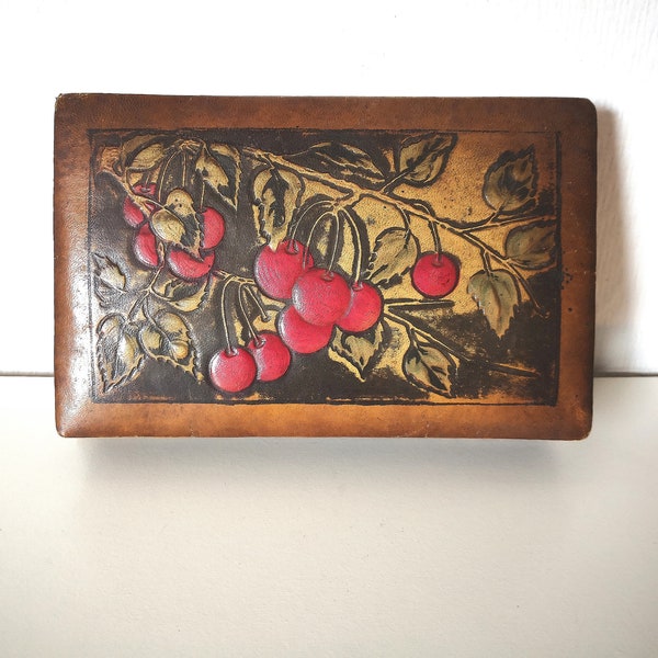 Boite/ coffre / en carton et cuir repoussé / motifs de cerises/français vintage