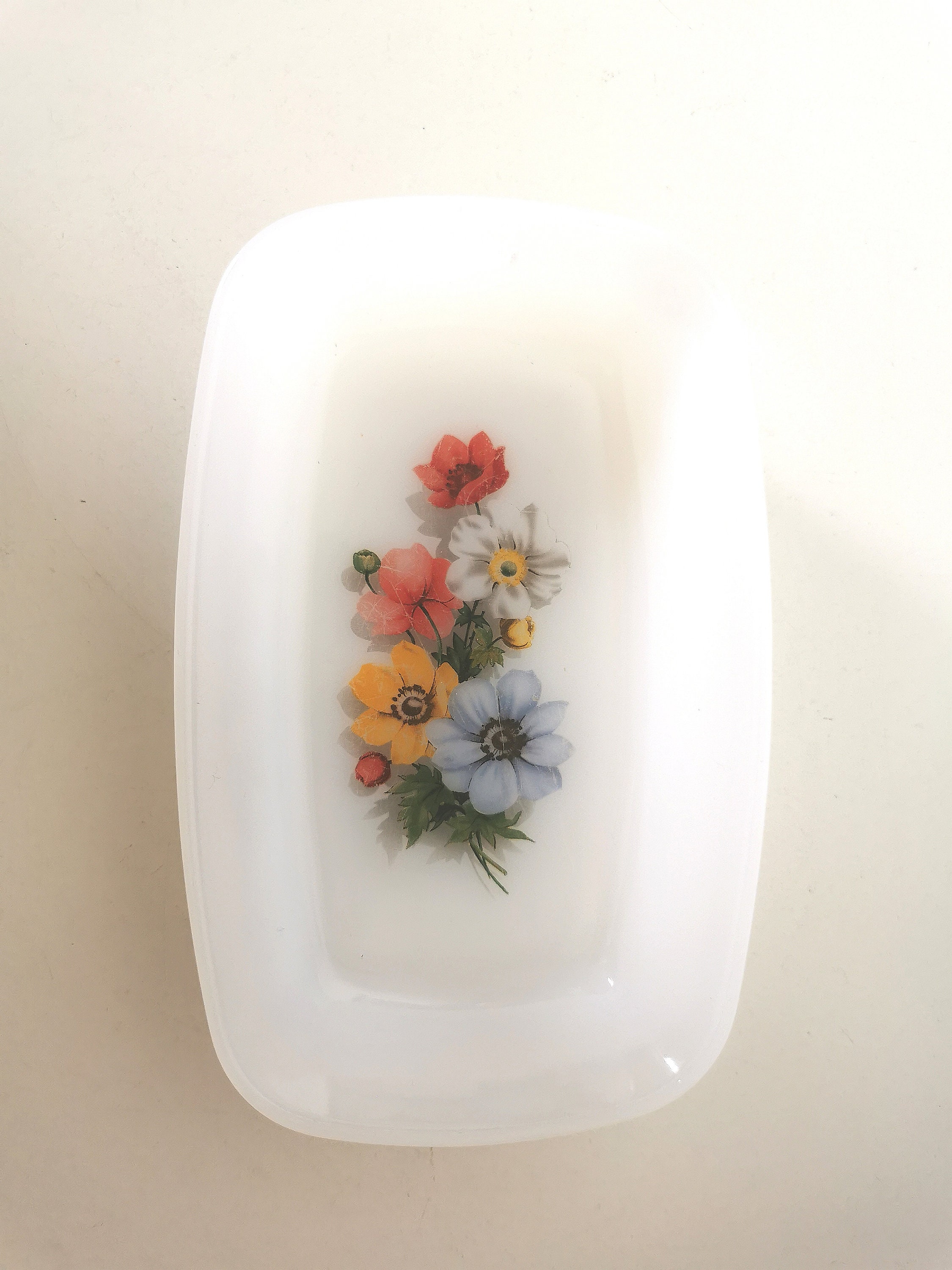 Beurrier/ Plat /Ravier /Opaline Blanche/Arcopal /Motif de Fleur Rectangulaire /Années 70/ Francais V