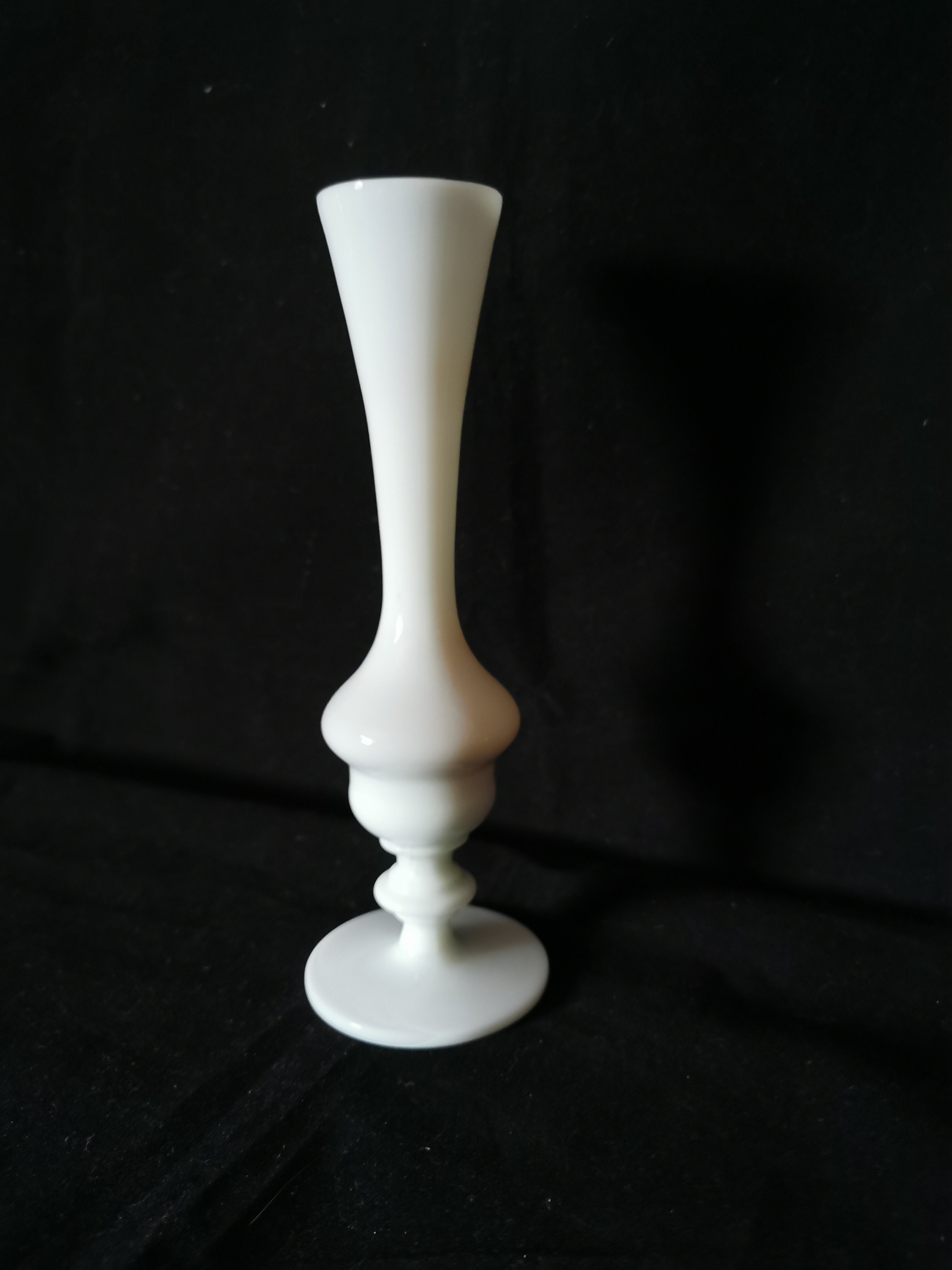 Joli Vase Soliflore Ancien En Opaline Blanche - Décor Floral Et Dorure - Élégance Rétro