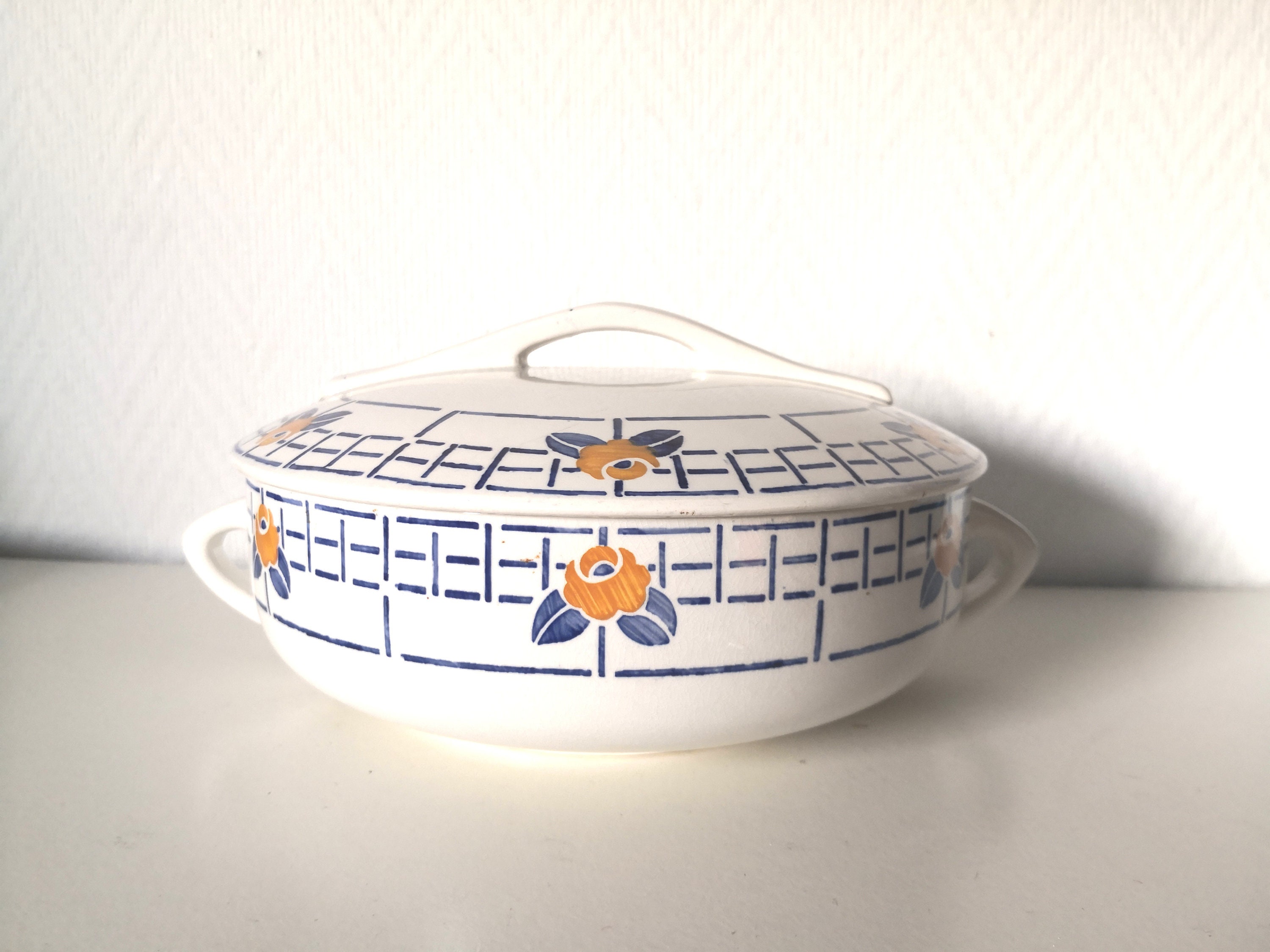 Légumier/Soupière/ Blanc avec Fleurs Jaunes et Bleus /Céramique Anciennes/ Sarreguemines Modèle Ribe