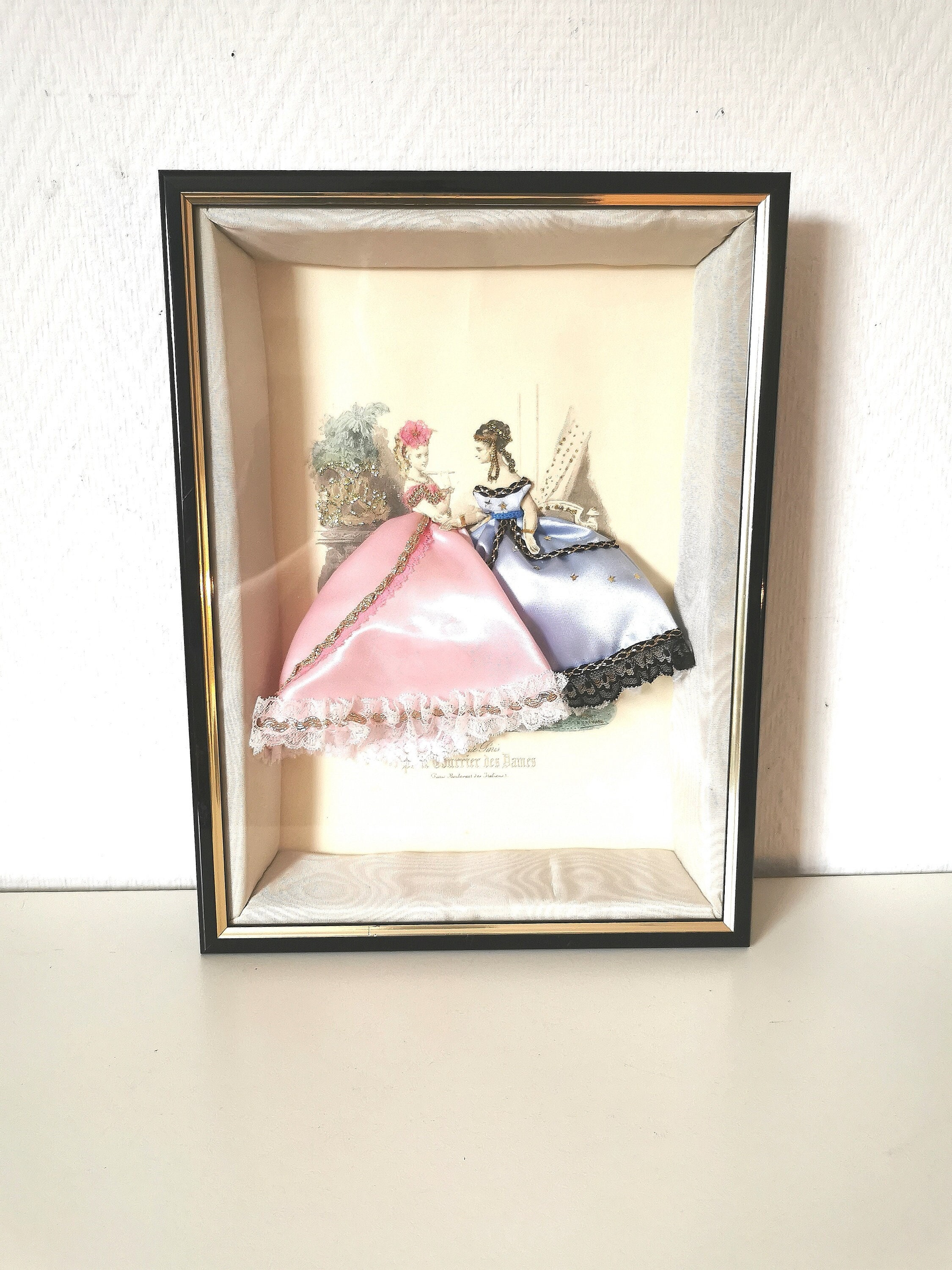 Cadre Vitrine/ Gravure/Tissus/3D/Petit Courrier Des Dames /Caisse Américaine/Français Vintage