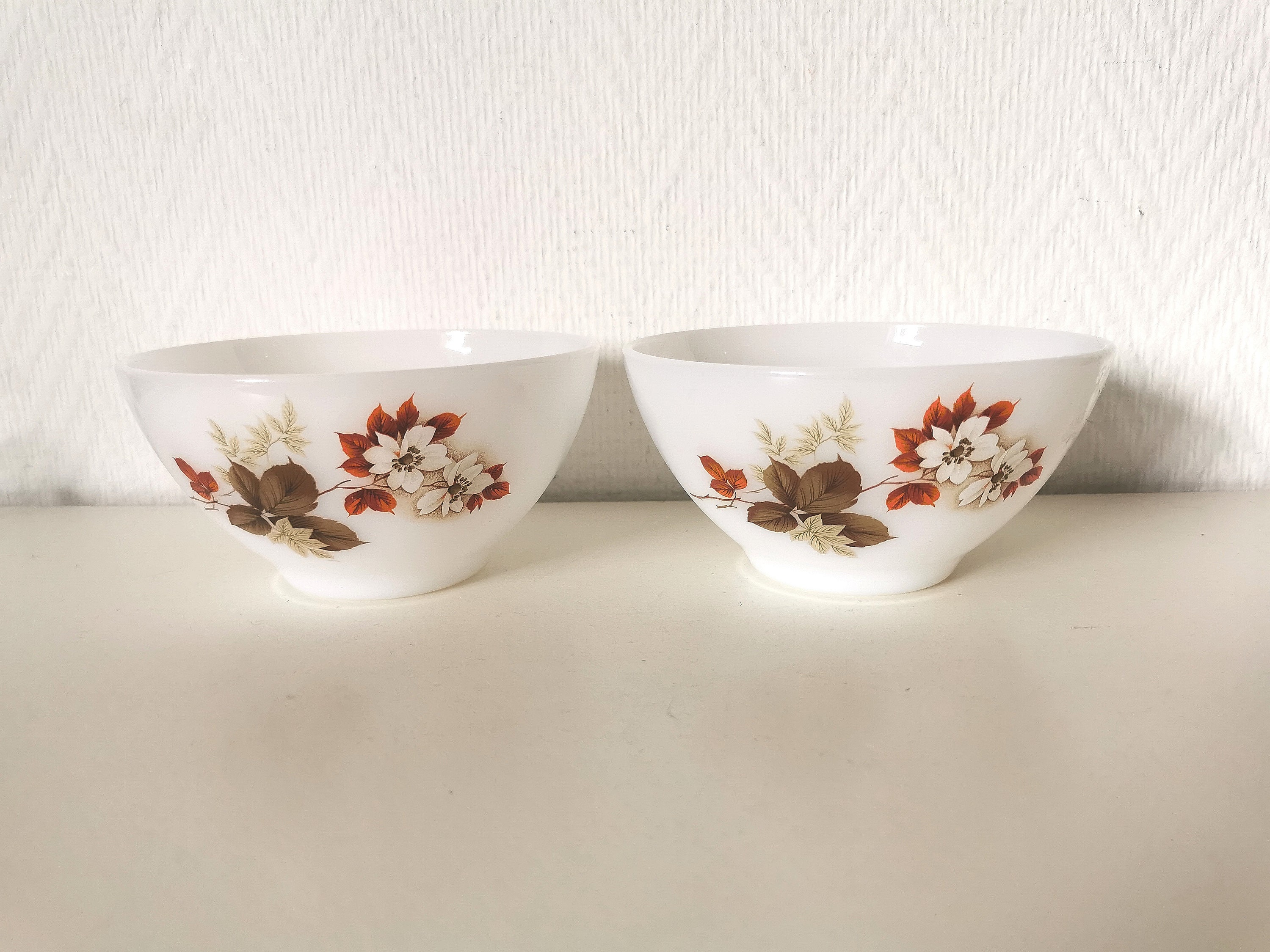 Bol/ Café Au Lait/Arcopal /Des Années 70/ Opaline Blanche Fleur Marrons/ Fleurs Blanches /Français V