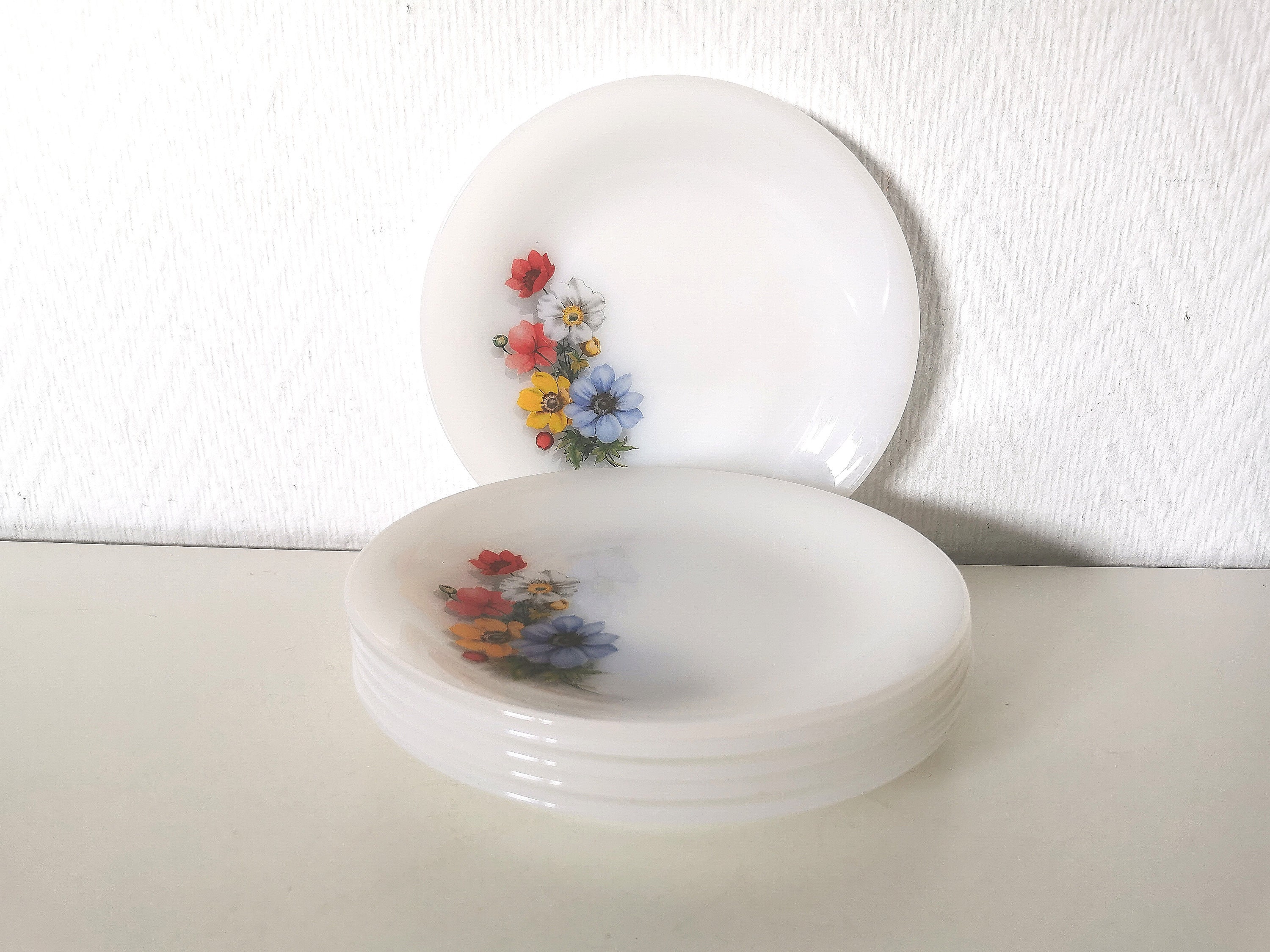 Assiettes/Dessert/Fromage/Opaline Blanche/Arcopal /Motif de Fleur /Années 70/ Francais Vintage