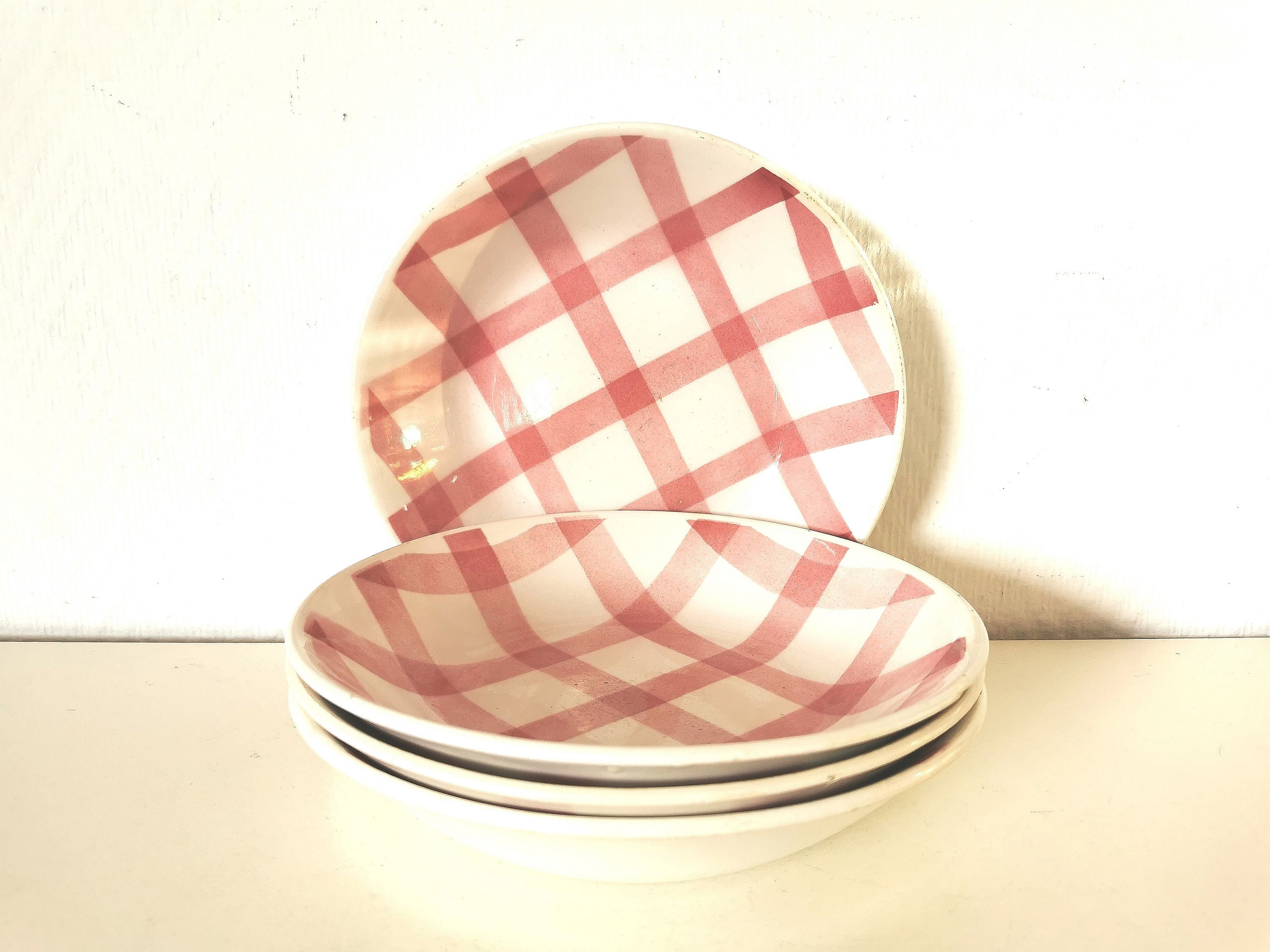 Ensemble de 4 Assiettes Creuses/Bols/Carreaux Rouge et Blanc /Céramique Anciennes/ Orchies/Moulin Du