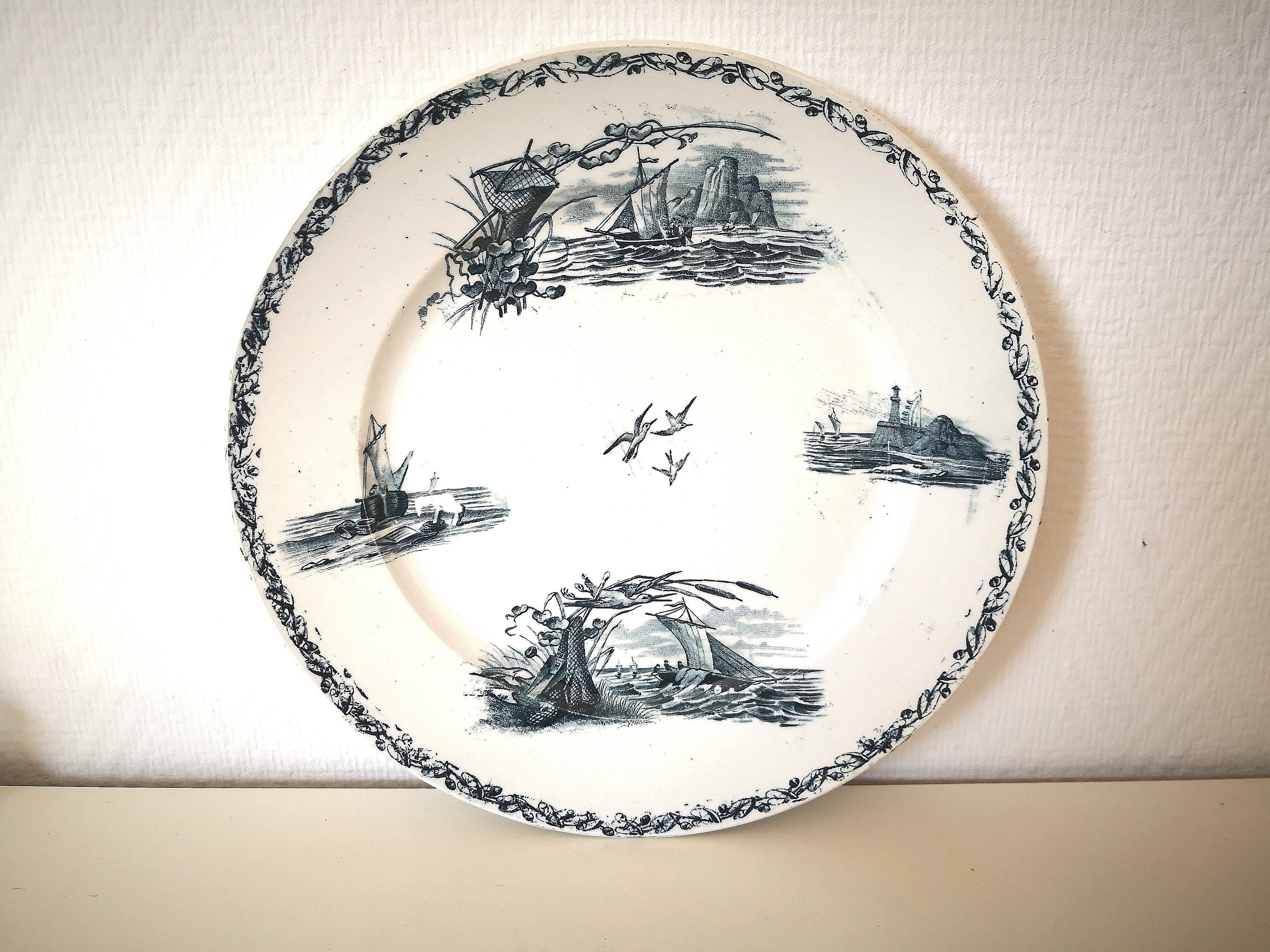 Plat de Service /Rond/ Terre Fer/ Creil et Monterau/Blanc Bleu/ Fin 19 Eme/ Motif Marine Français Vi