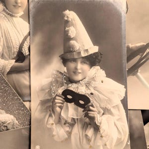 Rotophot-serie nr. 2548, bijna compleet (11/12) – Elegante vrouwen uit de Belle Époque, extravagante hoeden – Fotopostkaarten circa 1905