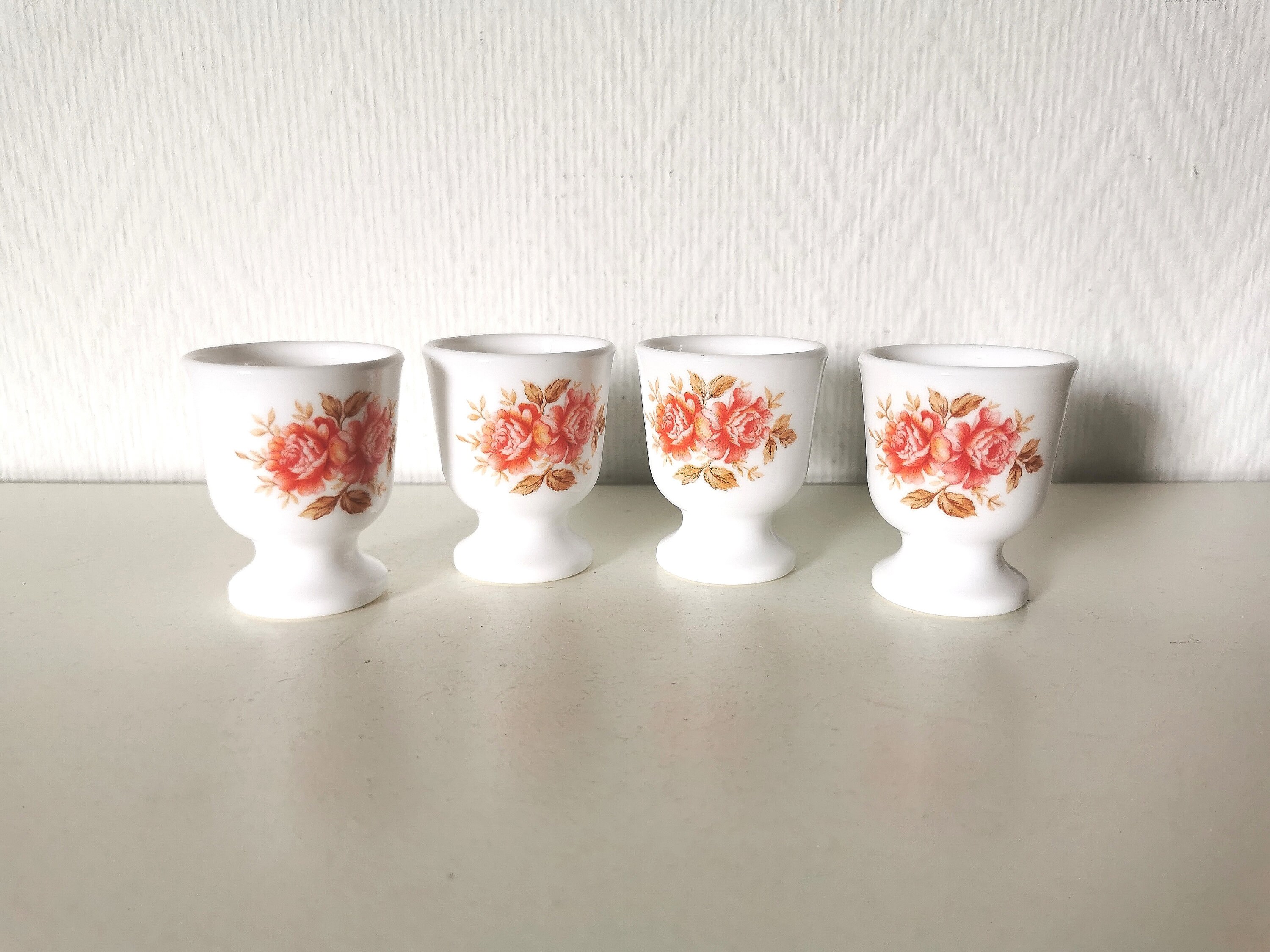 Coquetier/Arcopal Motif Coquelicots Opaline Blanche Fleurs Rouges Français Vintage