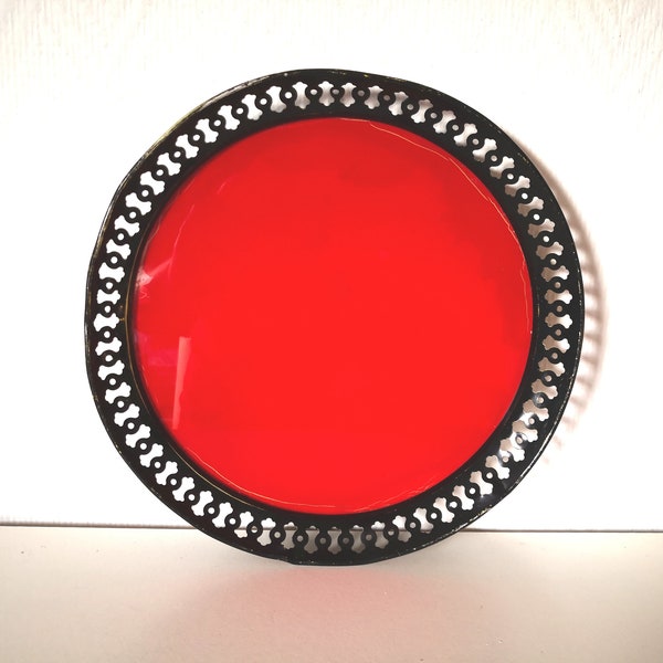 Plateau en verre / cerclé de métal ajouré / fond rouge / cadre noir  / france vintage