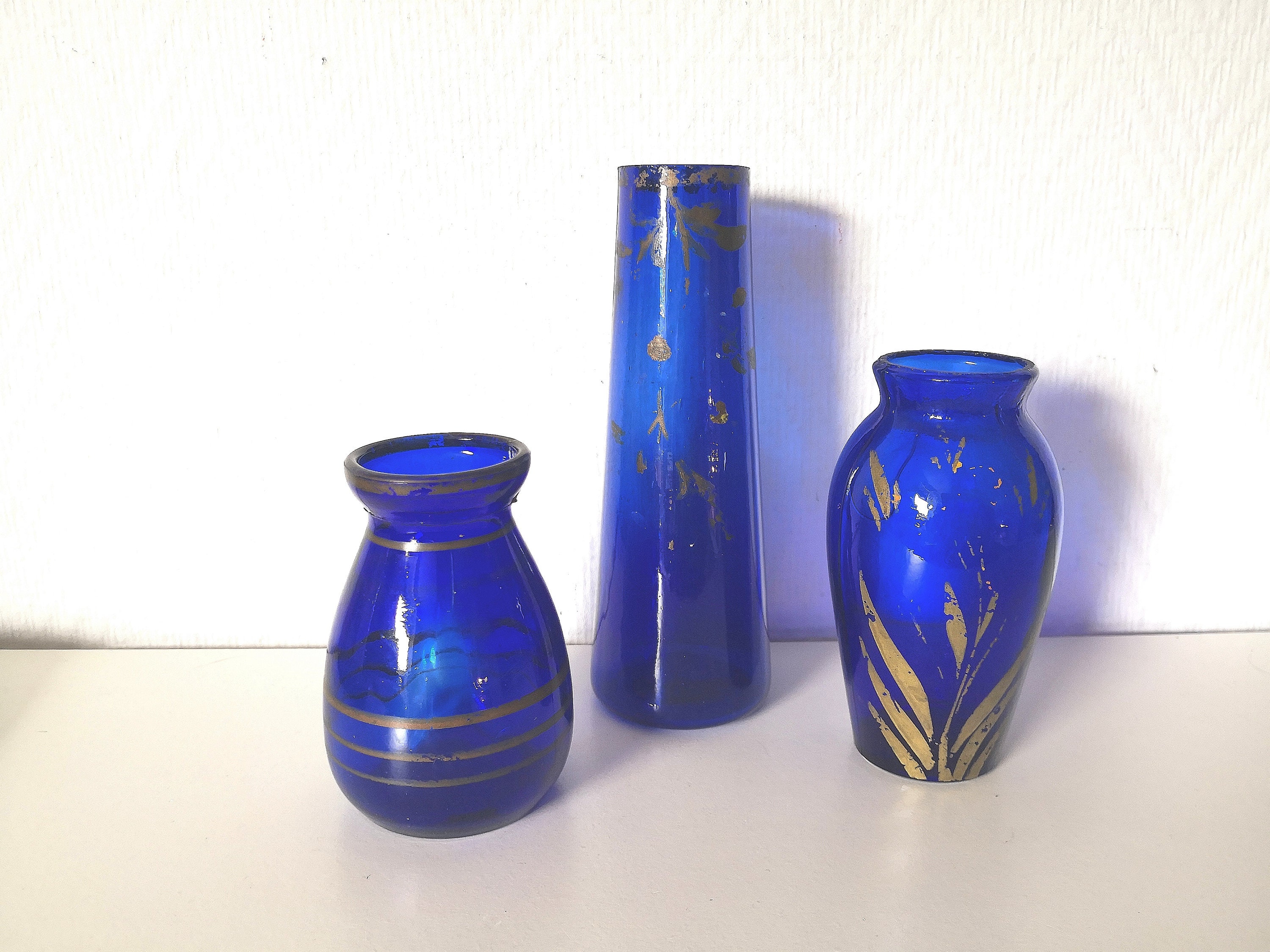 Ensemble de Petits Vases/En Verre Bleu Cobalt Peinture Doré Soliflore Français Vintage Années 20