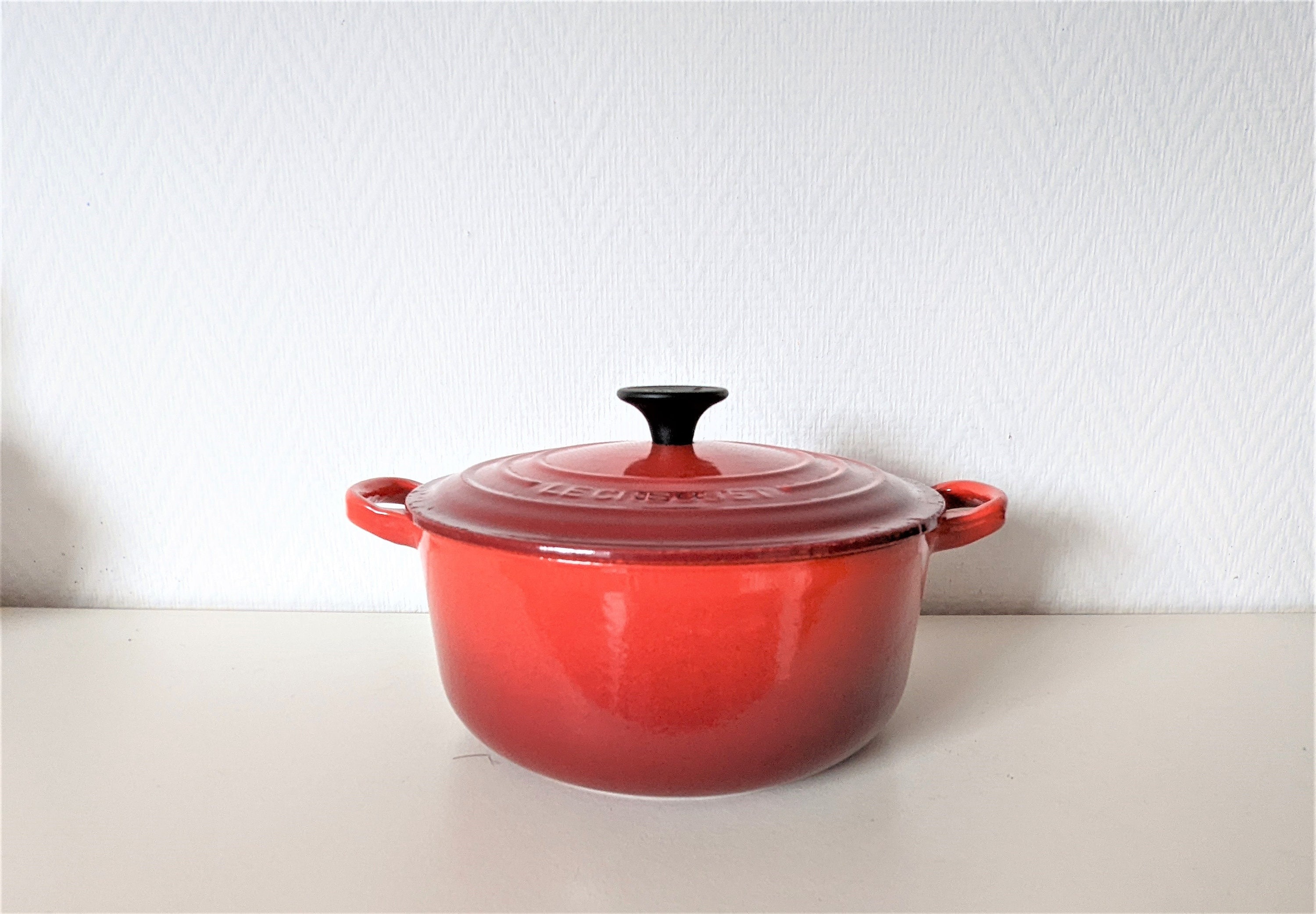 Timeless Beauty 7-Quart Dutch Oven with Bakelite Knob and