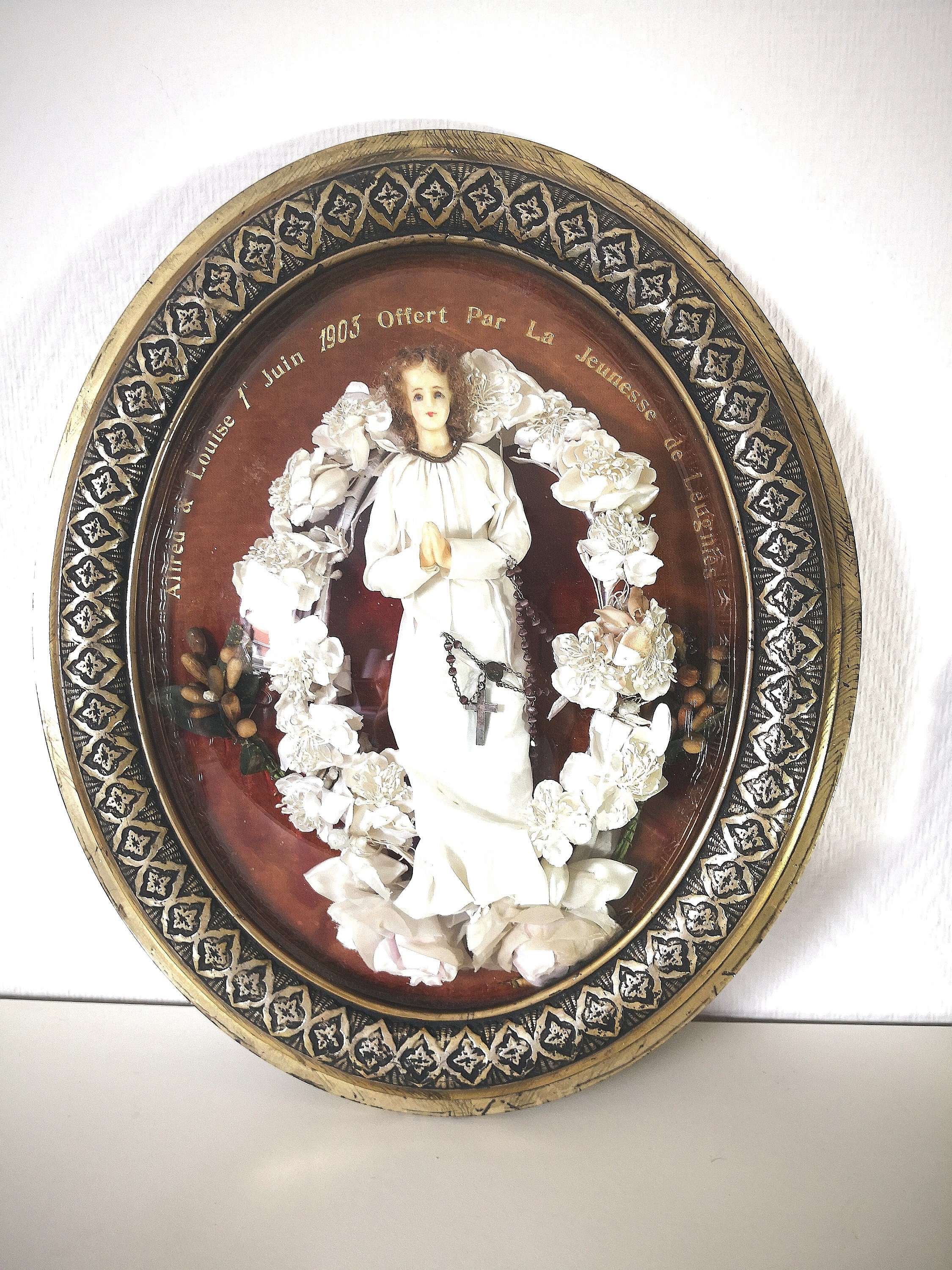 Cadre Reliquaire/Souvenir Communion/Verre Convexe/Bombé /Poupée de Cire /Fleurs en Tissu