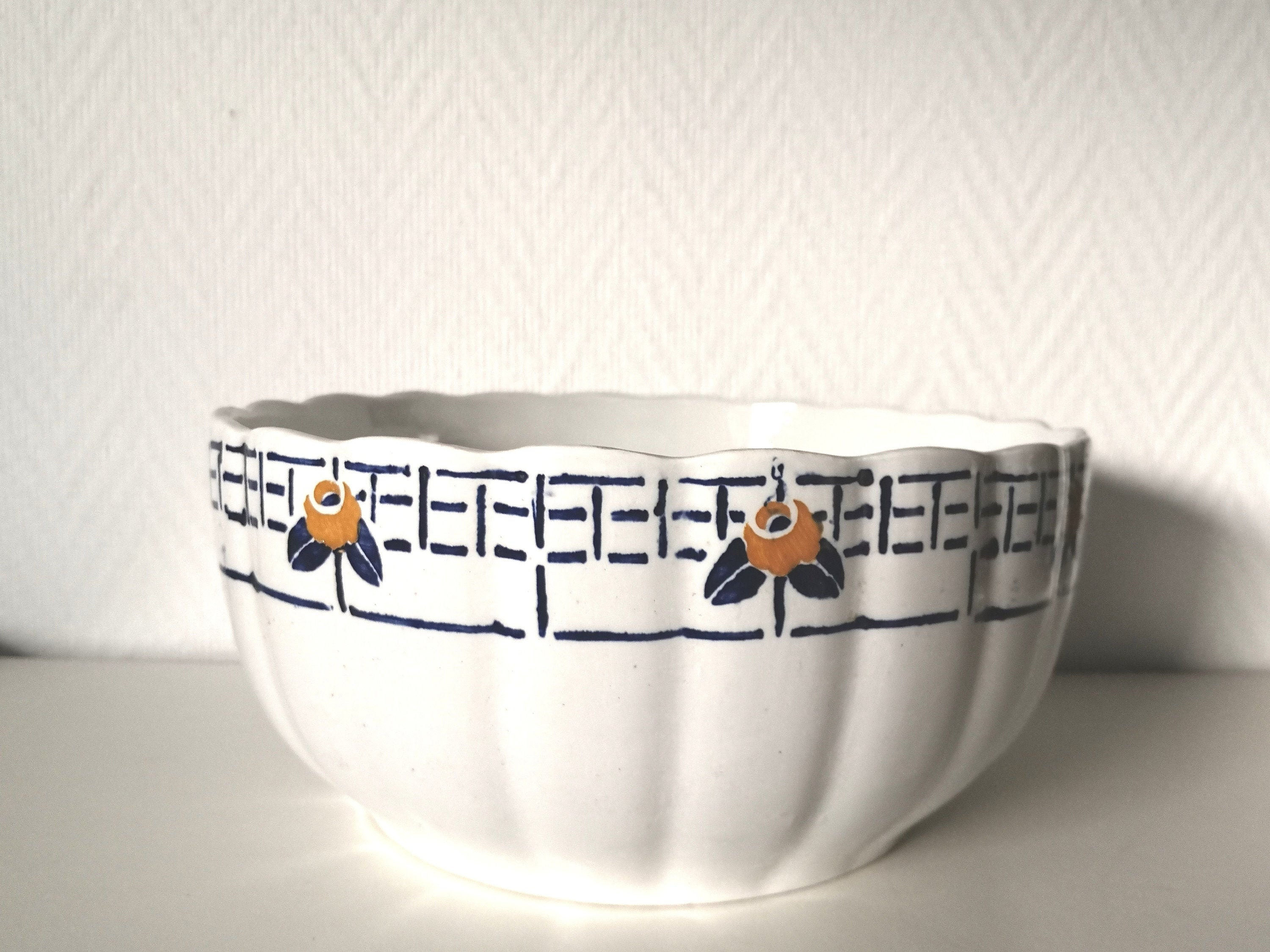 Saladier Rond /Blanc avec Fleurs Jaunes et Bleus /Céramique Anciennes/ Sarreguemines/Modèle Ribeauvi