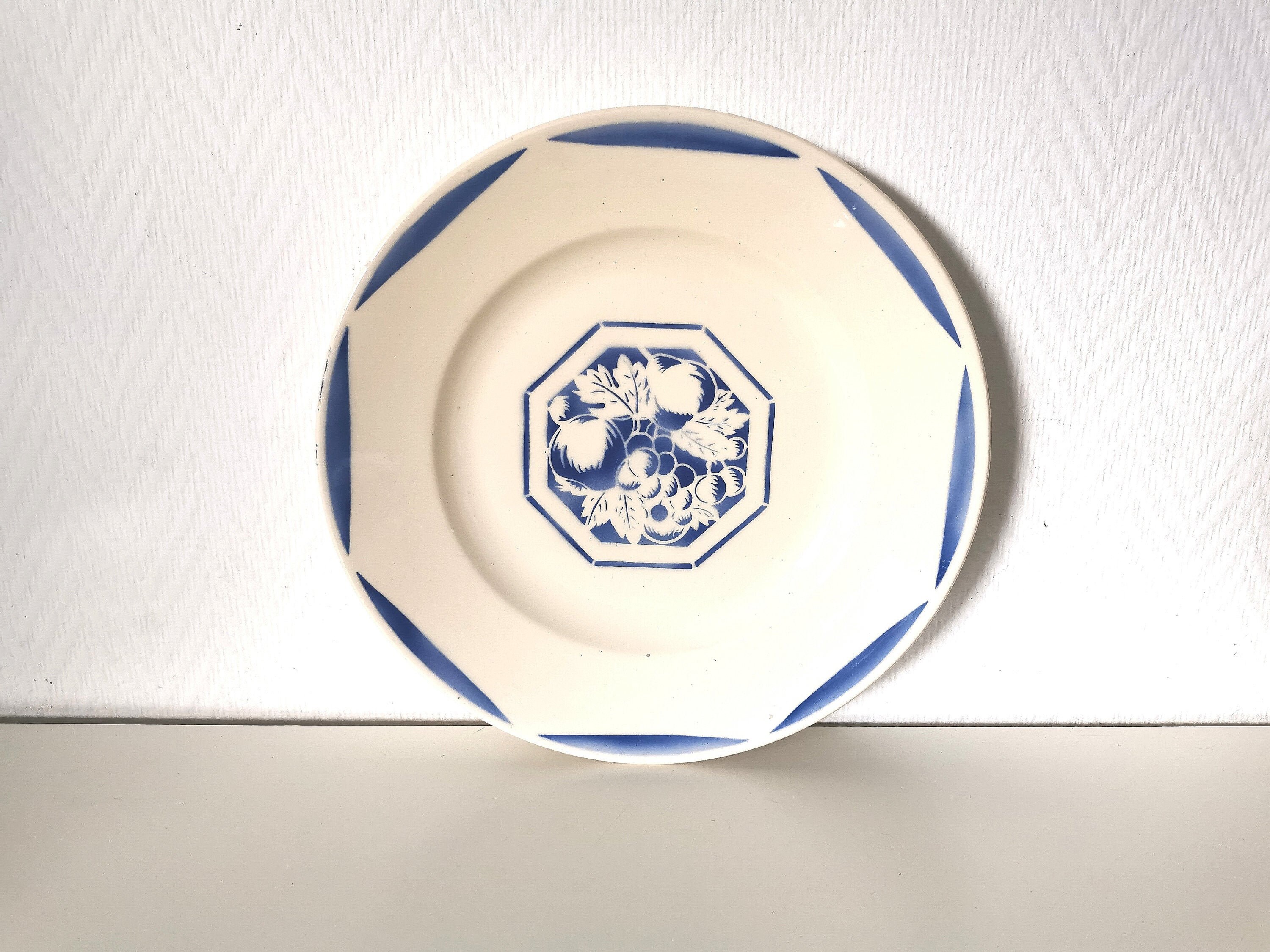 Plat de Service Rond/Blanc et Bleus /Céramique Anciennes/ K G Lunéville/Modèle Fructidor /Français V