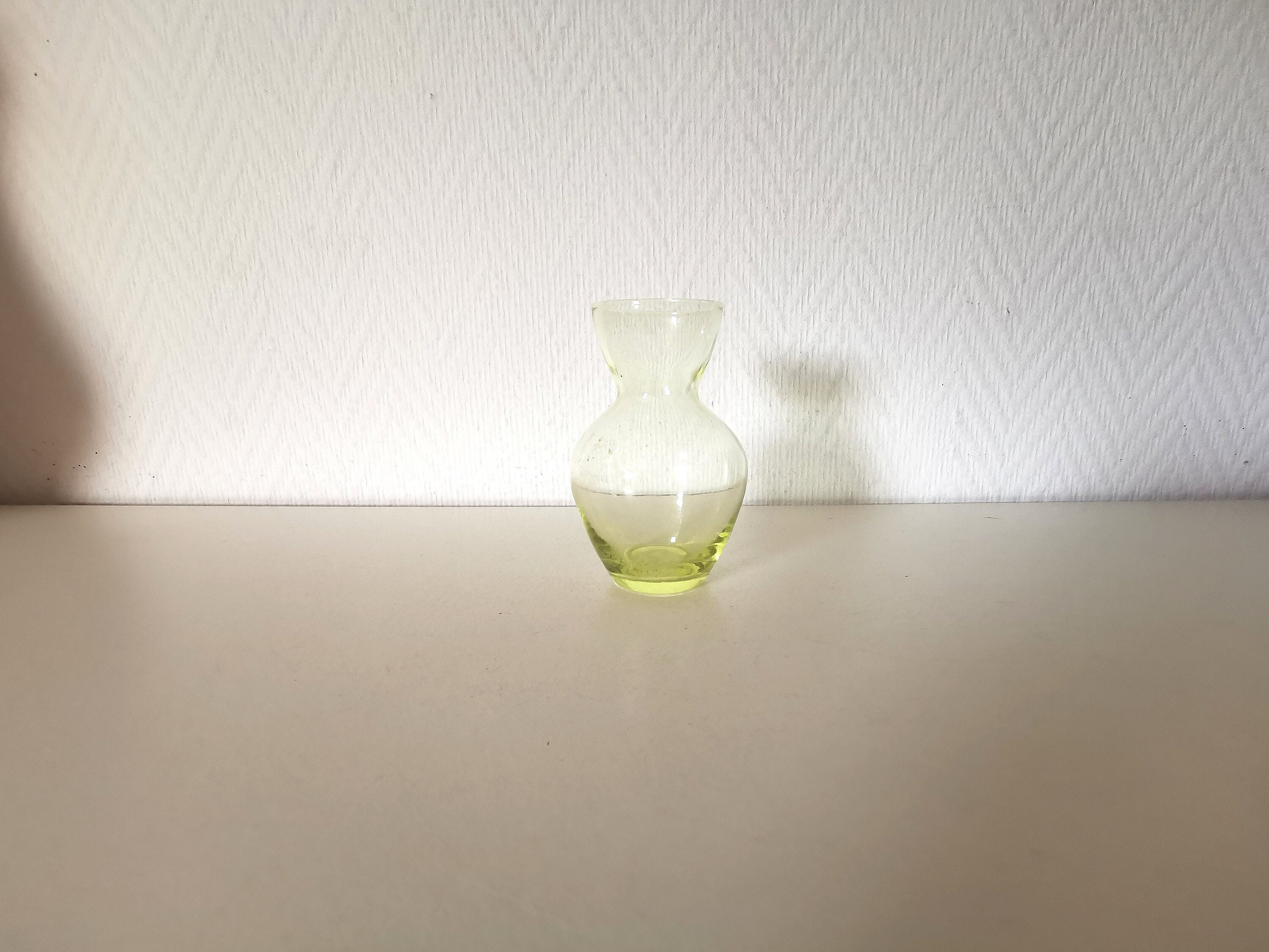 Vase/Art Floral/ Soliflore/Verre /Jaune /Années 40/ Français Vintage