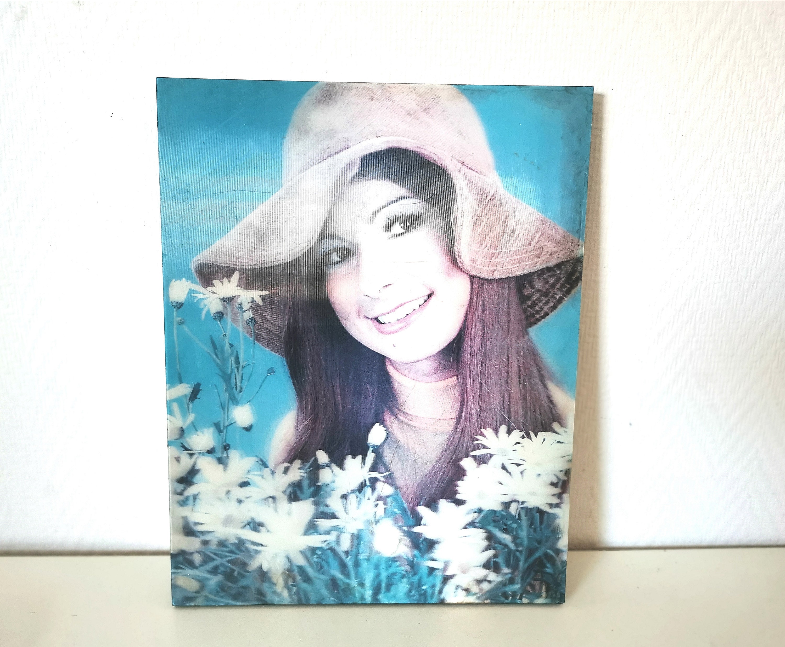 Portrait 3D/Années 70 Jeune Fille Chapeau et Margueritte Clin d'oeil /Trompe L'oeil Français Vintage