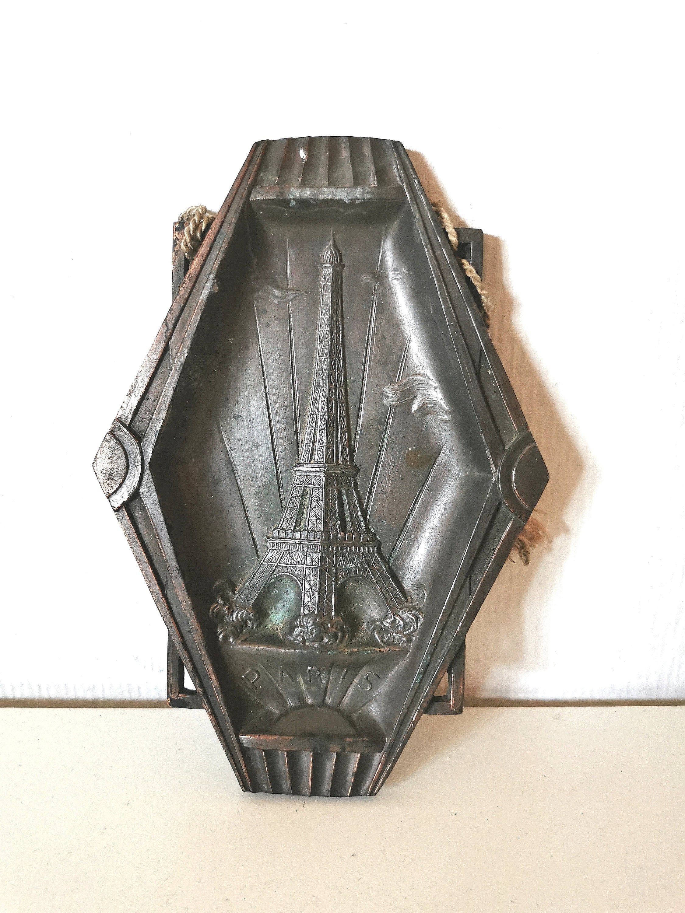 Vide Poche/Coupelle/Plateau/Cendrier/Tour Eiffel/Paris /Souvenir/Métal/Art Déco/Français Vintage