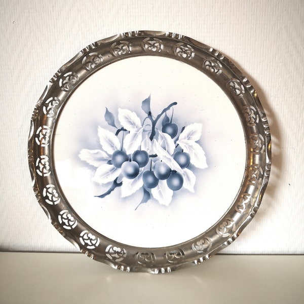 Plateau en céramique / cerclé de métal ajouré / motifs de fruits / pochoir bleu / blanc et argent / france vintage