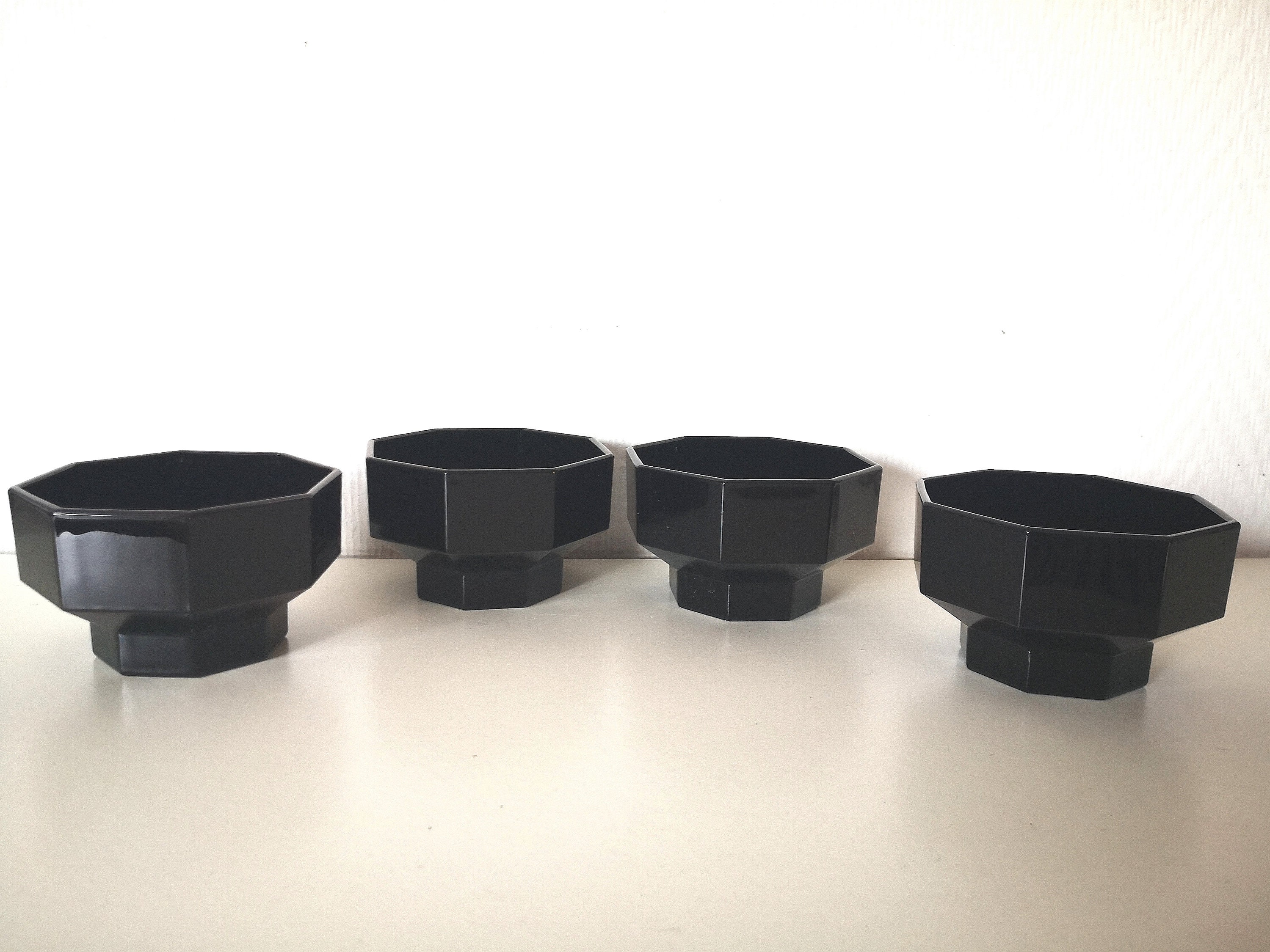 Ensemble 4 Coupelles/ Ramequins /Coupe à Dessert /Glace /Années 80 /En Opaline Noire /Arcopal /Serie