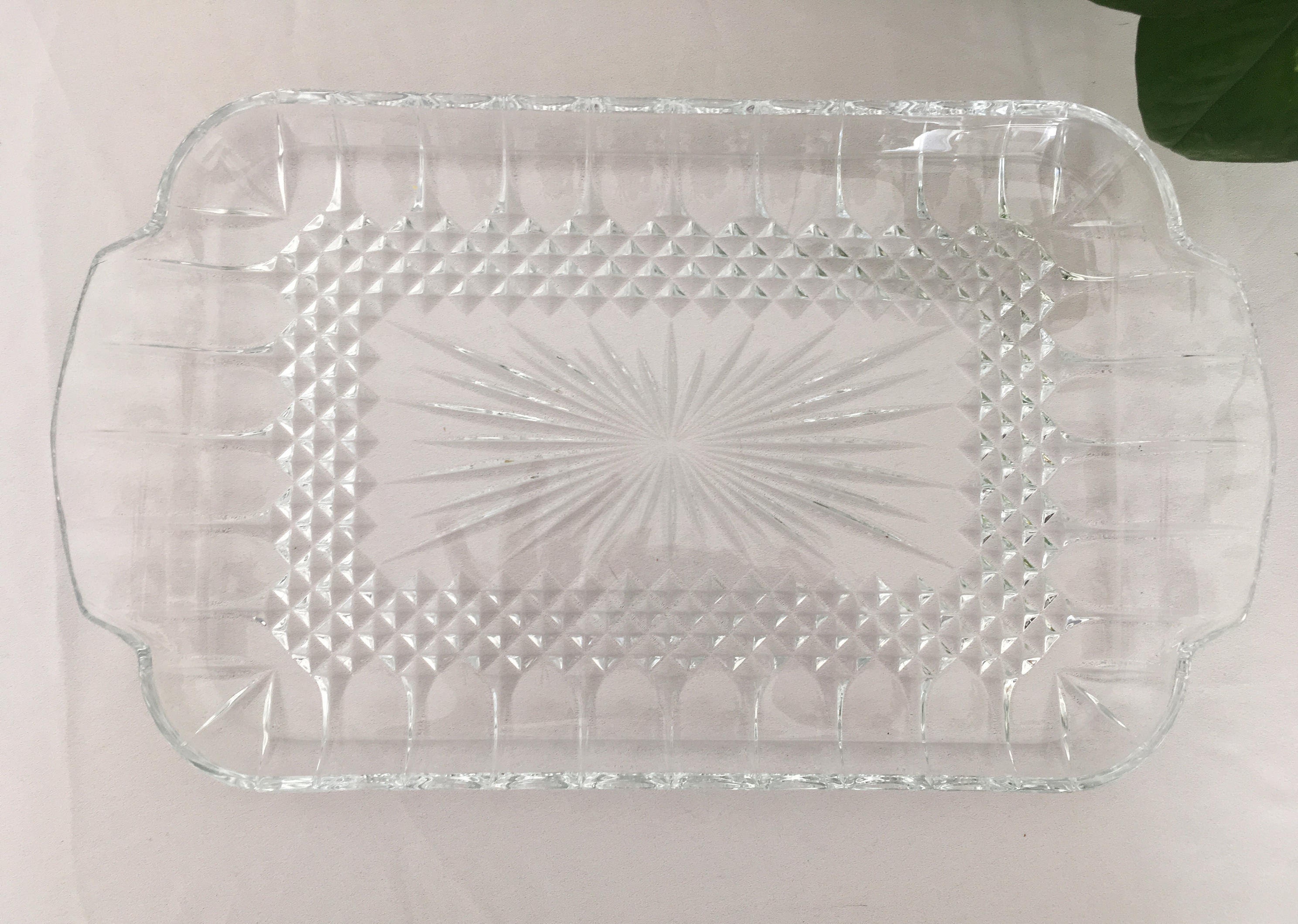 Plateau Vintage en Verre Moulé Transparent/Motifs Géométriques/ France Vintage
