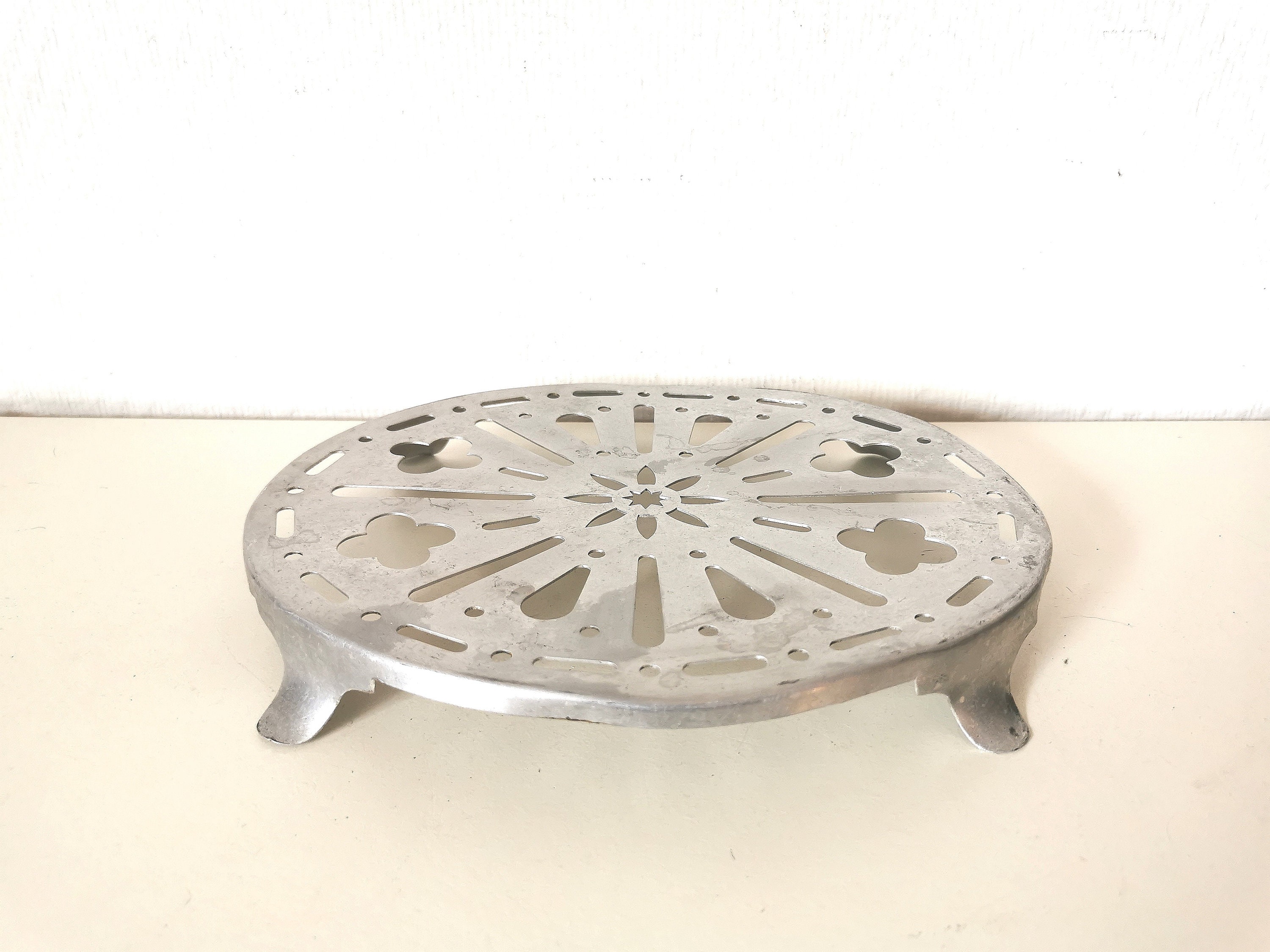 Dessous de Plat /Plateau/ Aluminium/ Ajouré /Motifs Fleurs/Argenté/Français Vintage