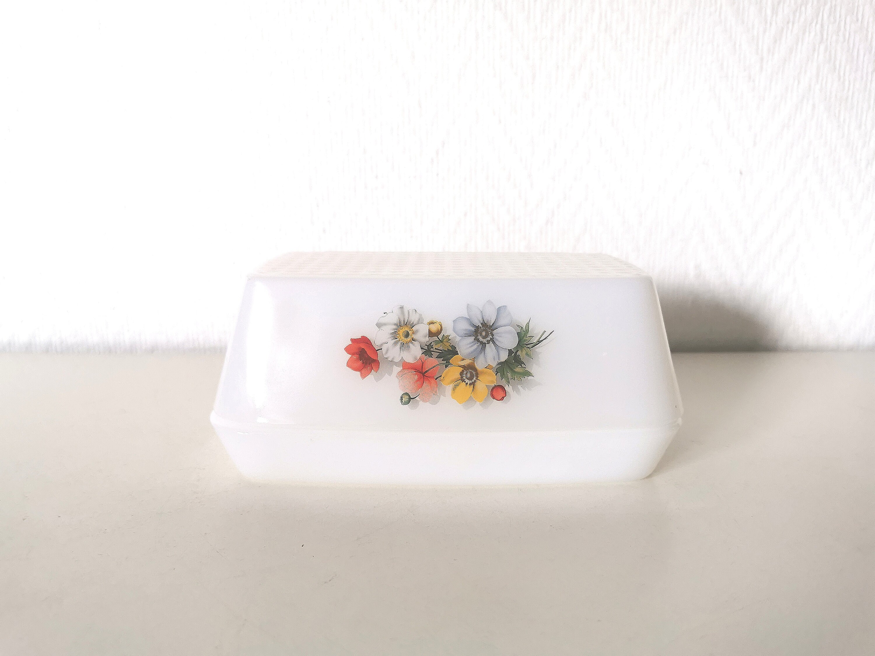 Beurrier/ Plat /Ravier /Opaline Blanche/Arcopal /Motif de Fleur Rectangulaire /Années 70/ Francais V