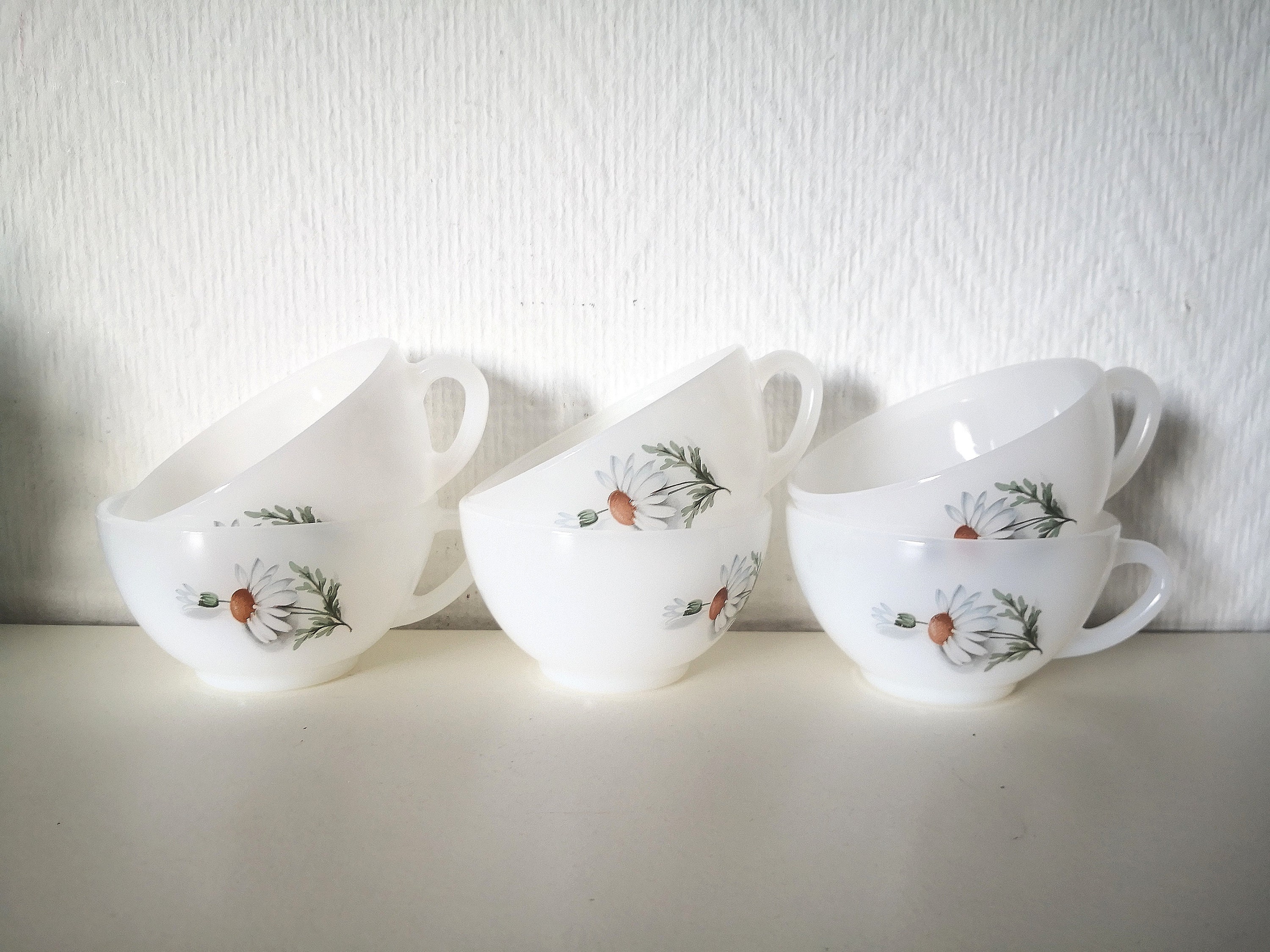 Ensemble 6 Tasses à Café/Thé Années 60/ en Opaline Blanche/Arcopal/Motif Marguerite