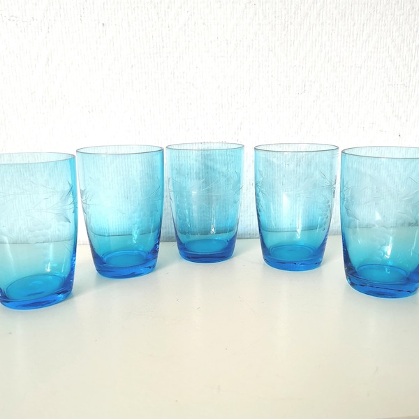 verre à eau /limonade/cocktail/en verre gravé /bleu/des années 50/ france vintage