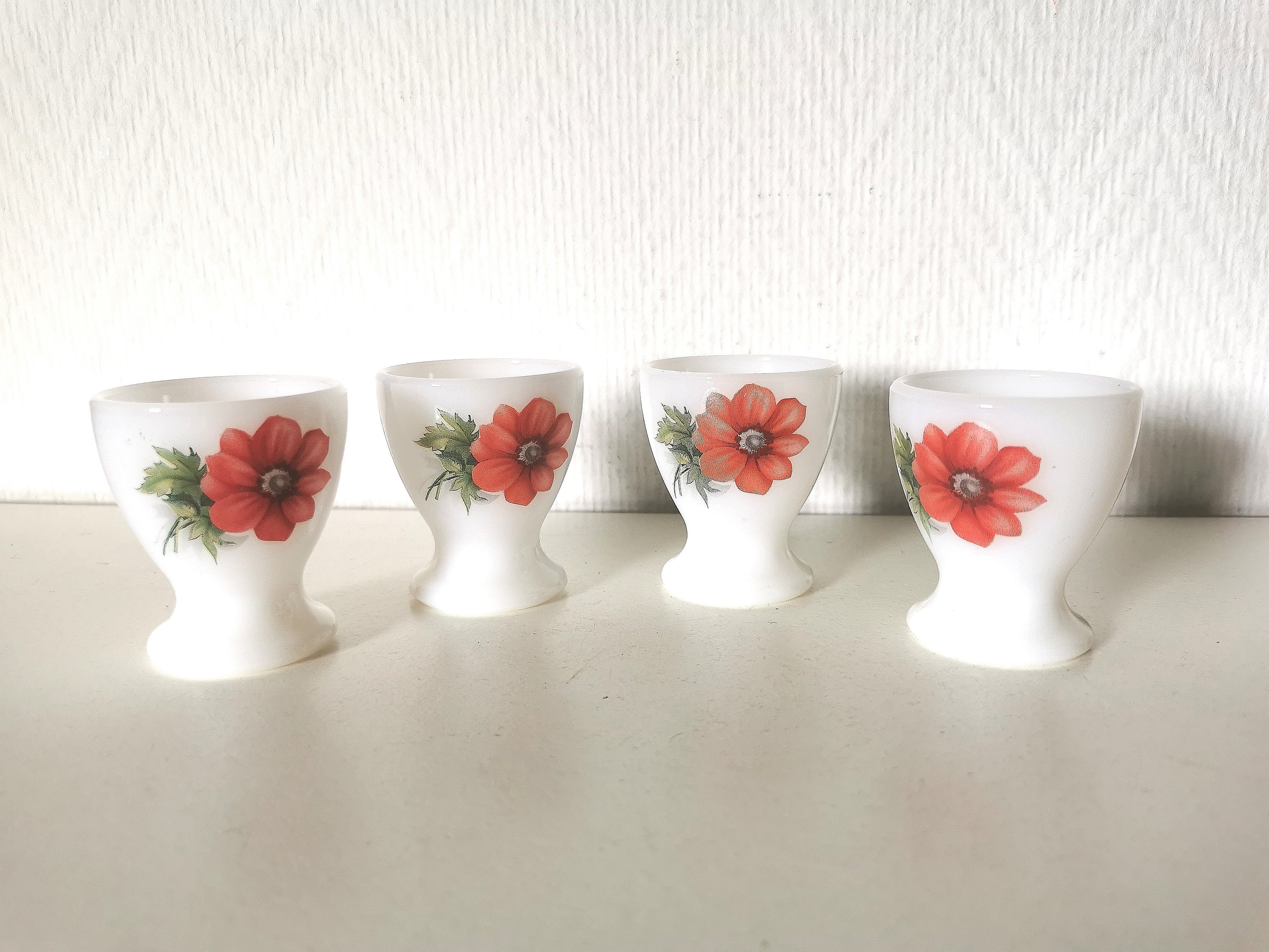 Coquetier/Arcopal Motif Coquelicots Opaline Blanche Fleurs Rouges Français Vintage