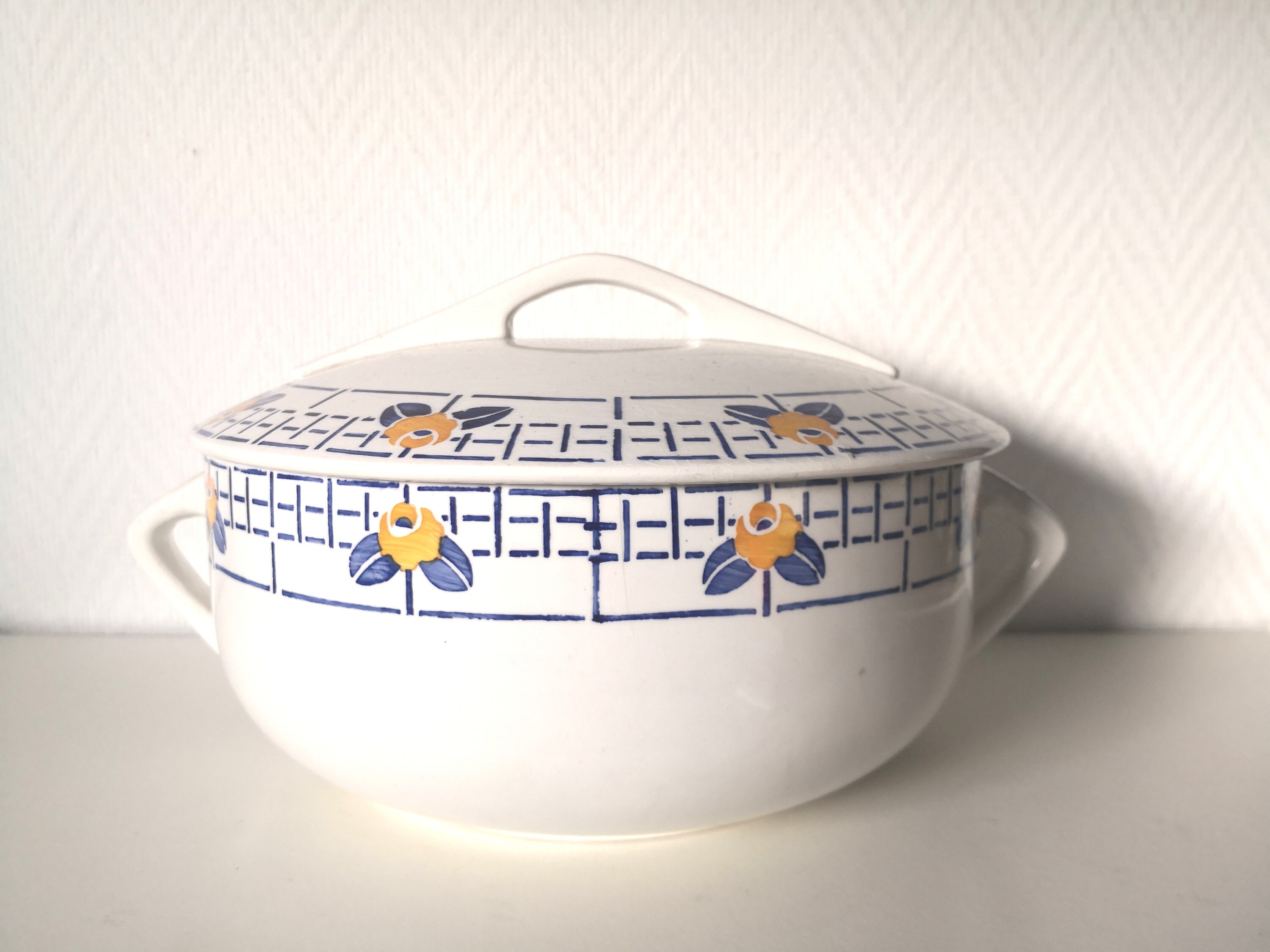 Saladier/Soupière/ Blanc avec Fleurs Jaunes et Bleus /Céramique Anciennes/ Sarreguemines Modèle Ribe