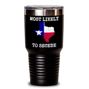 Puede incluir: Un vaso de acero inoxidable negro con un gráfico blanco desgastado de la bandera de Texas y el texto "Most Likely To Secede".