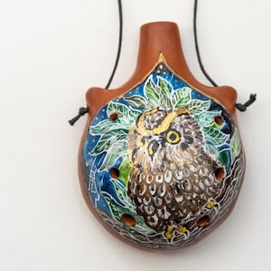 Keramische ocarina Steenuil. Prachtige handgemaakte fluit met goud en on-glaze schilderij