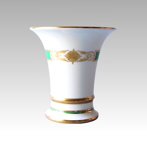 Small Herend porcelain vase with rare D'or et vert pattern