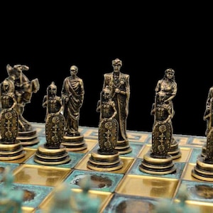 トロイの戦いテーマのチェスセット 28 x 28 cm ブロンズチェスボードと2.5インチのチェスピース 高級チェスセット 金属製チェスセット - The Chess Empire