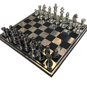 Könnte beinhalten: Ein silbernes Schachspiel mit schwarzen und weißen Feldern auf dem Brett. Die Figuren sind in der Startposition für eine Schachpartie aufgestellt.