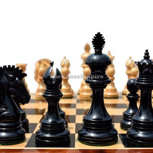 Könnte beinhalten: Ein schwarz-weißes Schachspiel mit den schwarzen Figuren im Vordergrund. Die schwarzen Figuren sind aus Holz und haben eine glänzende Oberfläche. Das Schachbrett ist aus Holz und hat eine hellbraune Farbe.