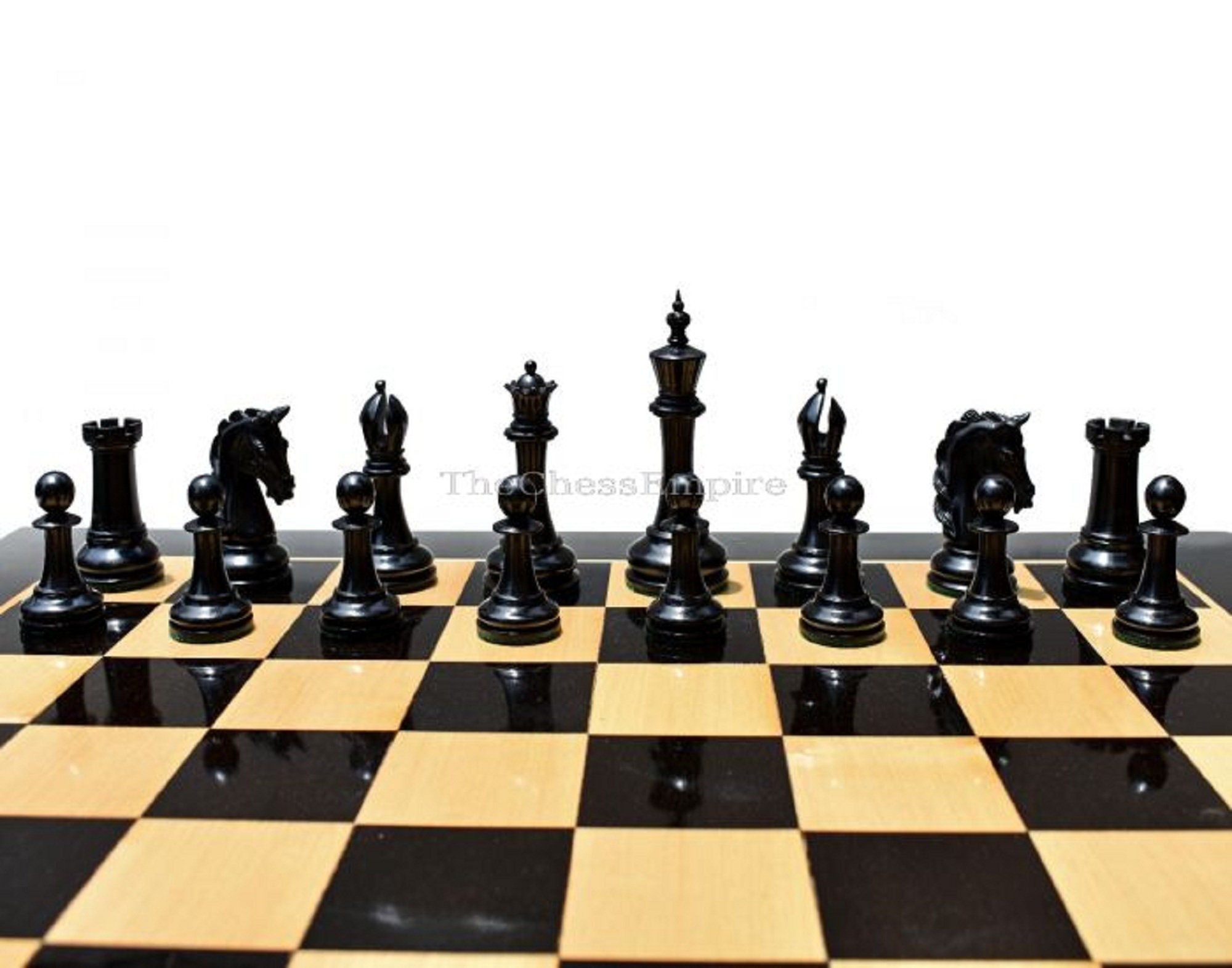 ♟𝐆𝐎𝐋𝐃 𝐂𝐎𝐍𝐓𝐄𝐌𝐏𝐎𝐑𝐀𝐑𝐘 𝐂𝐇𝐄𝐒𝐒 𝐒𝐄𝐓♟ Este juego de ajedrez  de mesa destaca elegancia y armonía entre sus piezas doradas y negras  metálicas perfec…