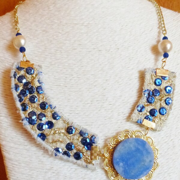 Collier blanc doré bleu foncé en tissu vintage brodé de sequins, polymère, verre et métal doré