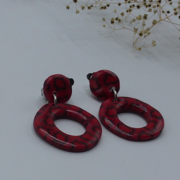 Clips d'oreilles pendantes créoles rondes fleurs rouges et noires en pâte polymère et acier inoxydable