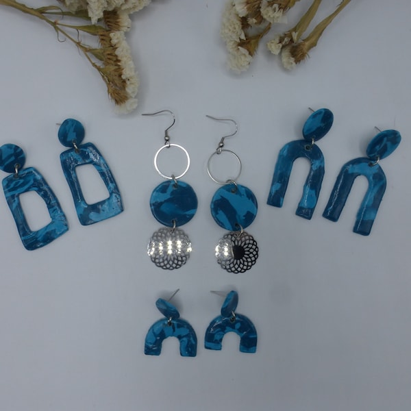 Boucles d'oreilles pendantes créoles trapèze marbrées bleu turquoise bleu pétrole en pâte polymère