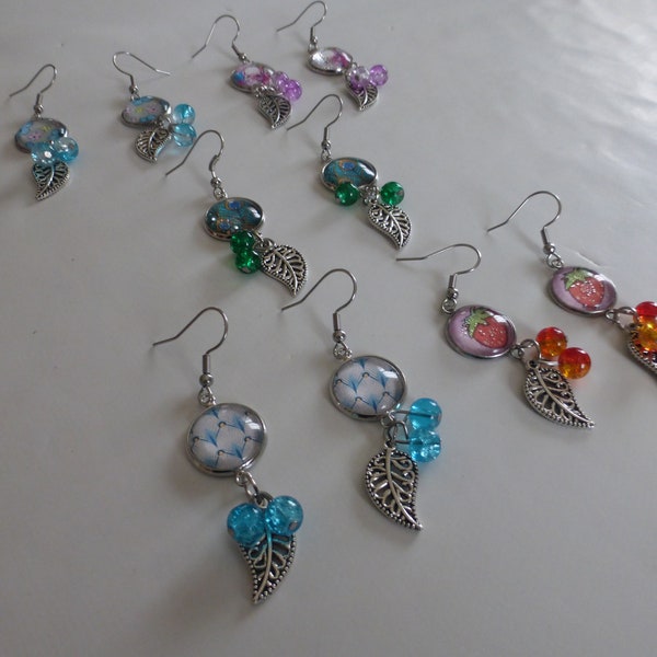 boucles d'oreilles pendantes  bleues vertes plumes de paon fleurs fraises en cabochon de verre et perles en verre