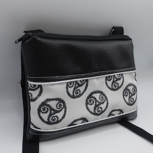 petite pochette à bandoulière breton bretonne bretagne triskells noir et blanc en coton et simili cuir