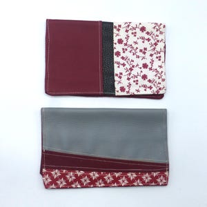Funda para chequera vertical en burdeos, negro, gris, flores geométricas en algodón y polipiel.