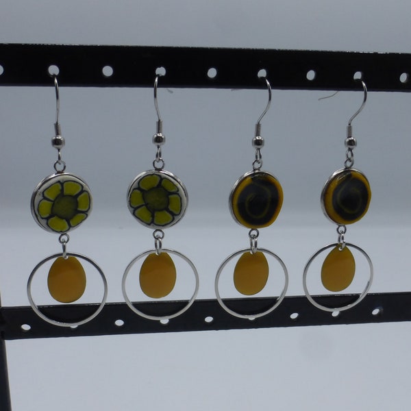 boucles d'oreilles pendantes en pâte polymère fleurs jaune citron spirales moutarde et noires 2 motifs