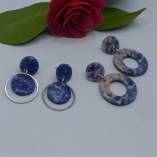 Boucles d'oreilles pendantes créoles rondes marbrées vert bleu et rose pâle en pâte polymère