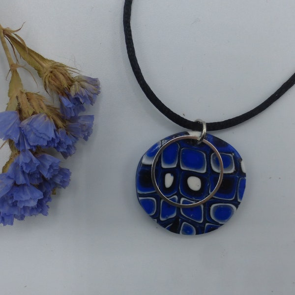 Pendentif rond carreaux bleus foncés en pâte polymère