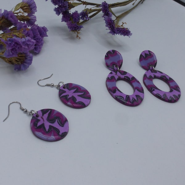 Boucles d'oreilles pendantes créoles bargello violet mauve en pâte polymère et acier inoxydable