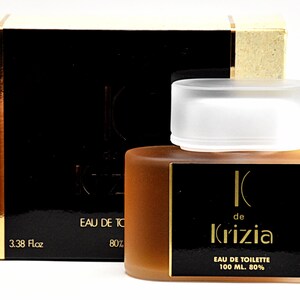Può includere: Un flacone di vetro marrone di Krizia de Krizia Eau de Toilette. Il flacone contiene 100 ml di alcool al 80%.