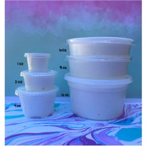 Puede incluir: Cinco recipientes de pl&aacute;stico blanco de diferentes tama&ntilde;os, etiquetados con su volumen en onzas: 1 oz, 2 oz, 4 oz, 8 oz y 12 oz. Los recipientes est&aacute;n dispuestos del m&aacute;s peque&ntilde;o al m&aacute;s grande.