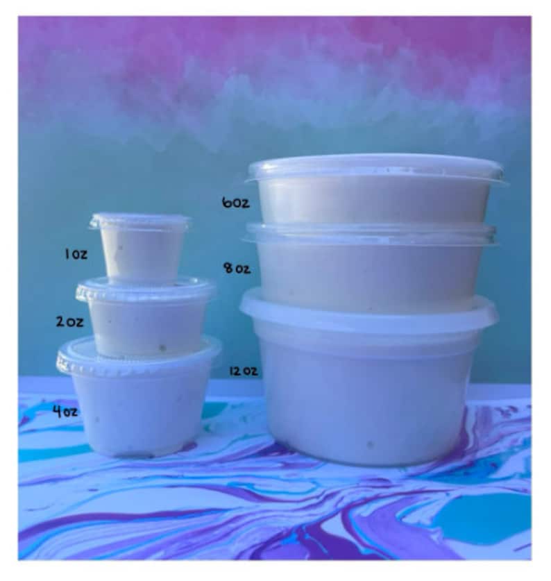 Puede incluir: Cinco recipientes de pl&aacute;stico blanco de diferentes tama&ntilde;os, etiquetados con su volumen en onzas: 1 oz, 2 oz, 4 oz, 8 oz y 12 oz. Los recipientes est&aacute;n dispuestos del m&aacute;s peque&ntilde;o al m&aacute;s grande.