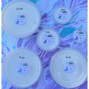 Puede incluir: Seis recipientes de pl&aacute;stico transparente de diferentes tama&ntilde;os llenos de slime blanco. Los recipientes est&aacute;n etiquetados con el texto "RainbowSlimes" y el tama&ntilde;o en onzas: 1 oz, 2 oz, 4 oz, 6 oz, 8 oz y 12 oz.